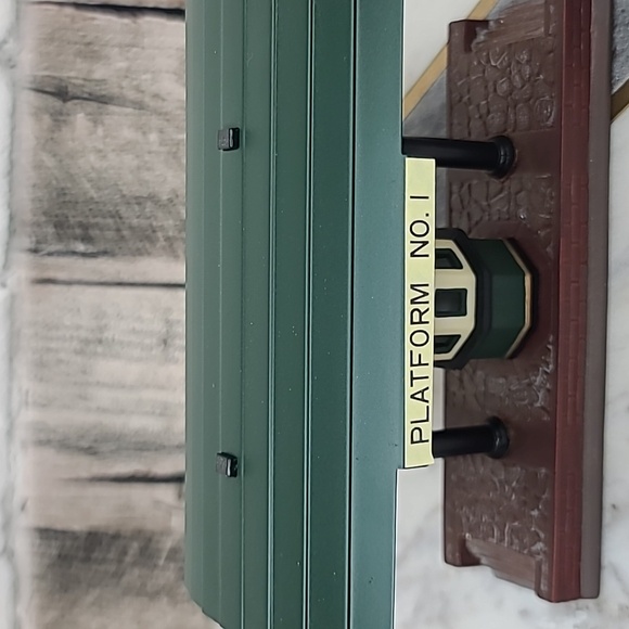 Department 56 Vintage Heritage Village Collection "Victoria Stn. Train Platform" - Picture 4 of 17